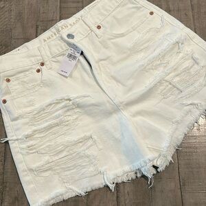 NWT American Eagle Shorts 90s Boyfriend High Rise White Distressed 29” Waist